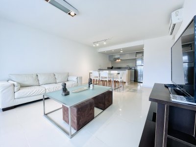 Moderno Apartamento de 2 Dormitorios sobre Roosevelt, a pasos de Playa Brava, en Alquiler Anual 