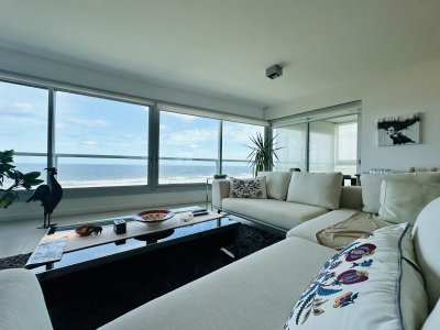 Oportunidad en Venta! Apartamento sobre playa Brava de 3 Dormitorios más Dependencia, Torre Le Parc
