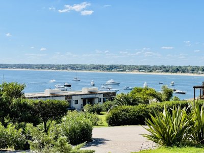 Venta y alquiler temporario de apartamento de un dormitorio con parrillero en exclusivo complejo de Punta Ballena