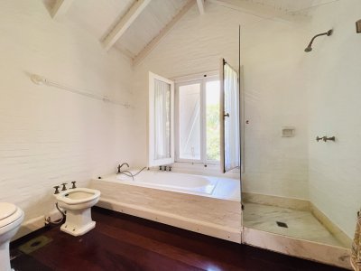 excelente casa de 4 dormitorios en playa brava, punta del este - pla13825c