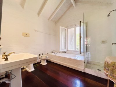 excelente casa de 4 dormitorios en playa brava, punta del este - pla13825c