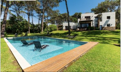 Excelente casa de 5 dormitorios mas dependencia y gran parque a 200 metros de la Playa de Montoya en alquiler de temporada