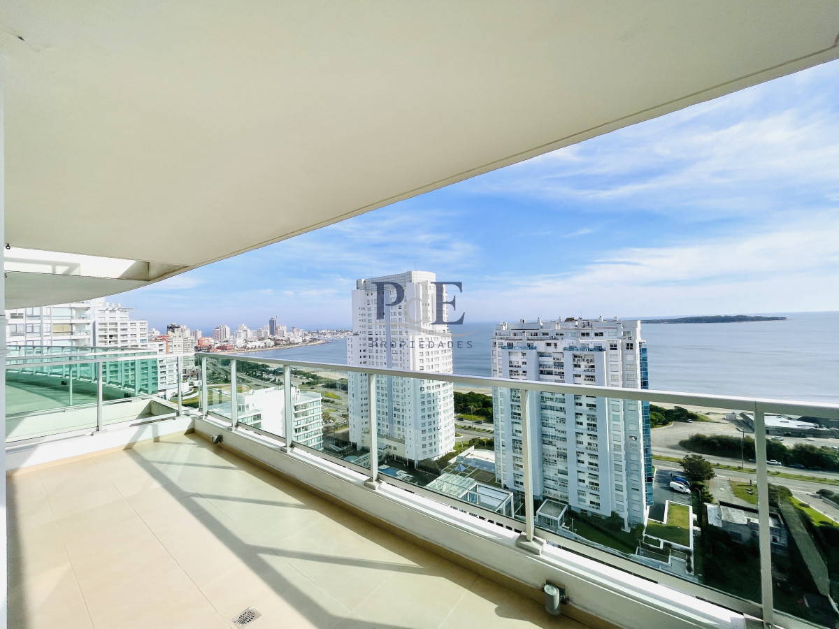 Apartamento de 2 Dormitorios, Vista al Mar y Parrillero en Playa Mansa, Venta