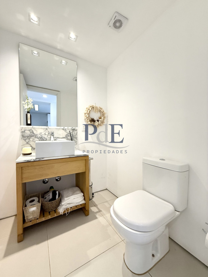 Exclusiva Planta en Punta Ballena | 2 Suites con Parrillero Propio - Imagen 16