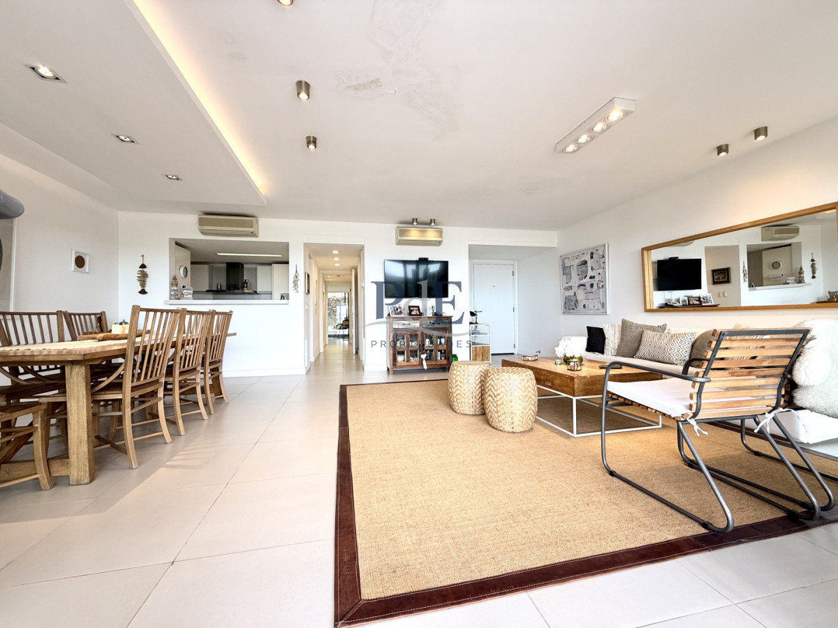 Exclusiva Planta en Punta Ballena | 2 Suites con Parrillero Propio - Imagen 2