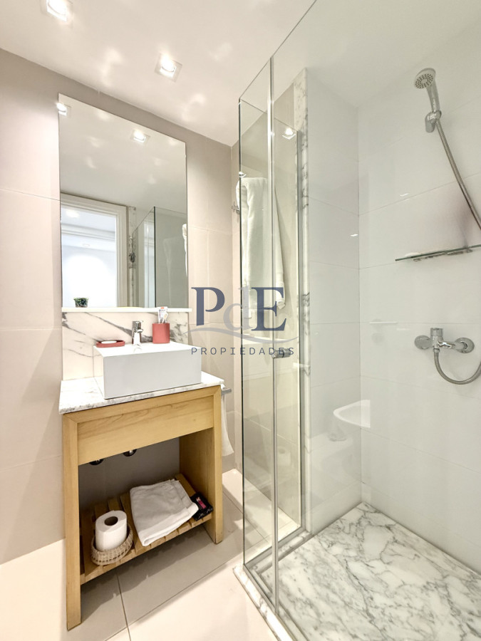 Exclusiva Planta en Punta Ballena | 2 Suites con Parrillero Propio - Imagen 23