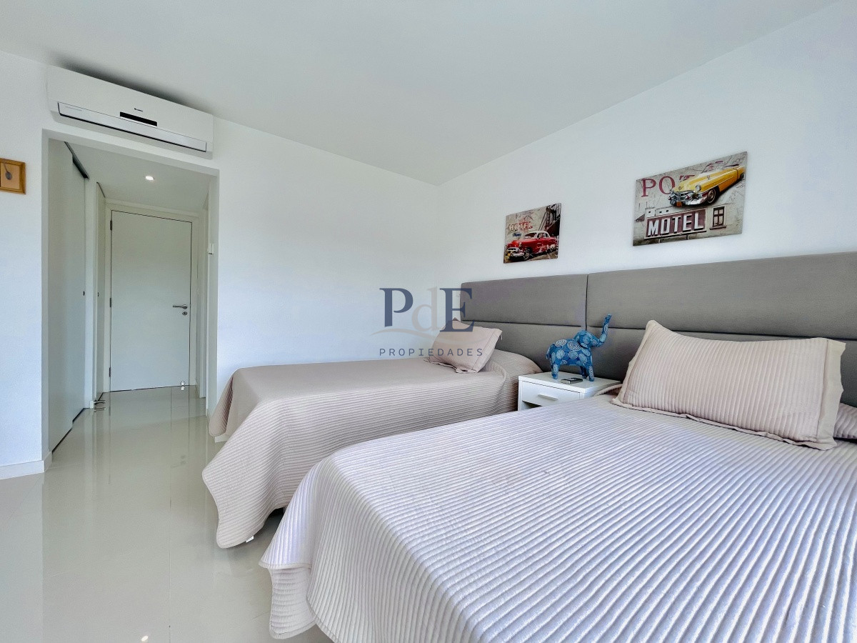 Apartamento de 3 Dormitorios y Parrillero Frente al Mar, Playa Mansa - Imagen 23
