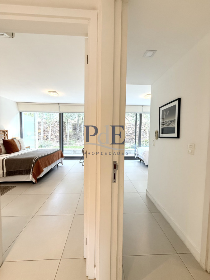 Exclusiva Planta en Punta Ballena | 2 Suites con Parrillero Propio - Imagen 17