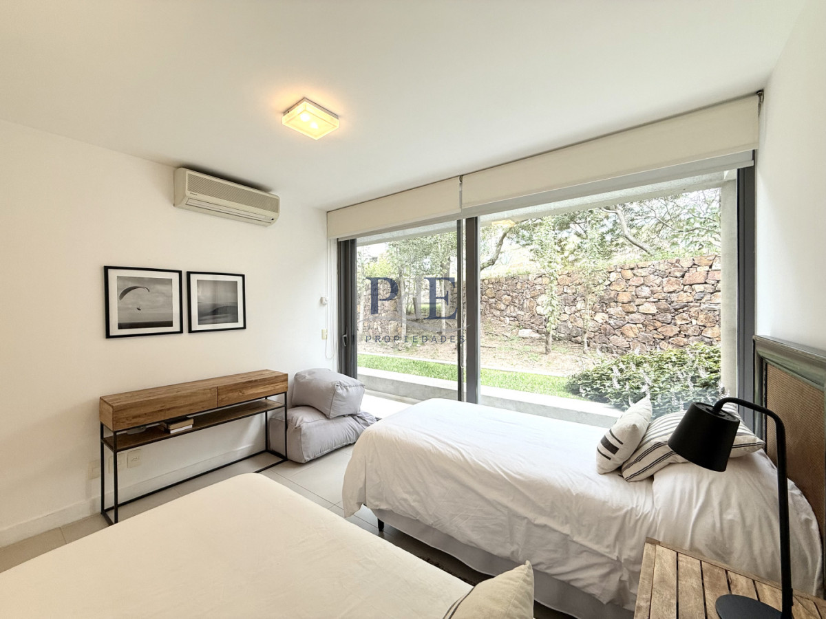 Exclusiva Planta en Punta Ballena | 2 Suites con Parrillero Propio - Imagen 19