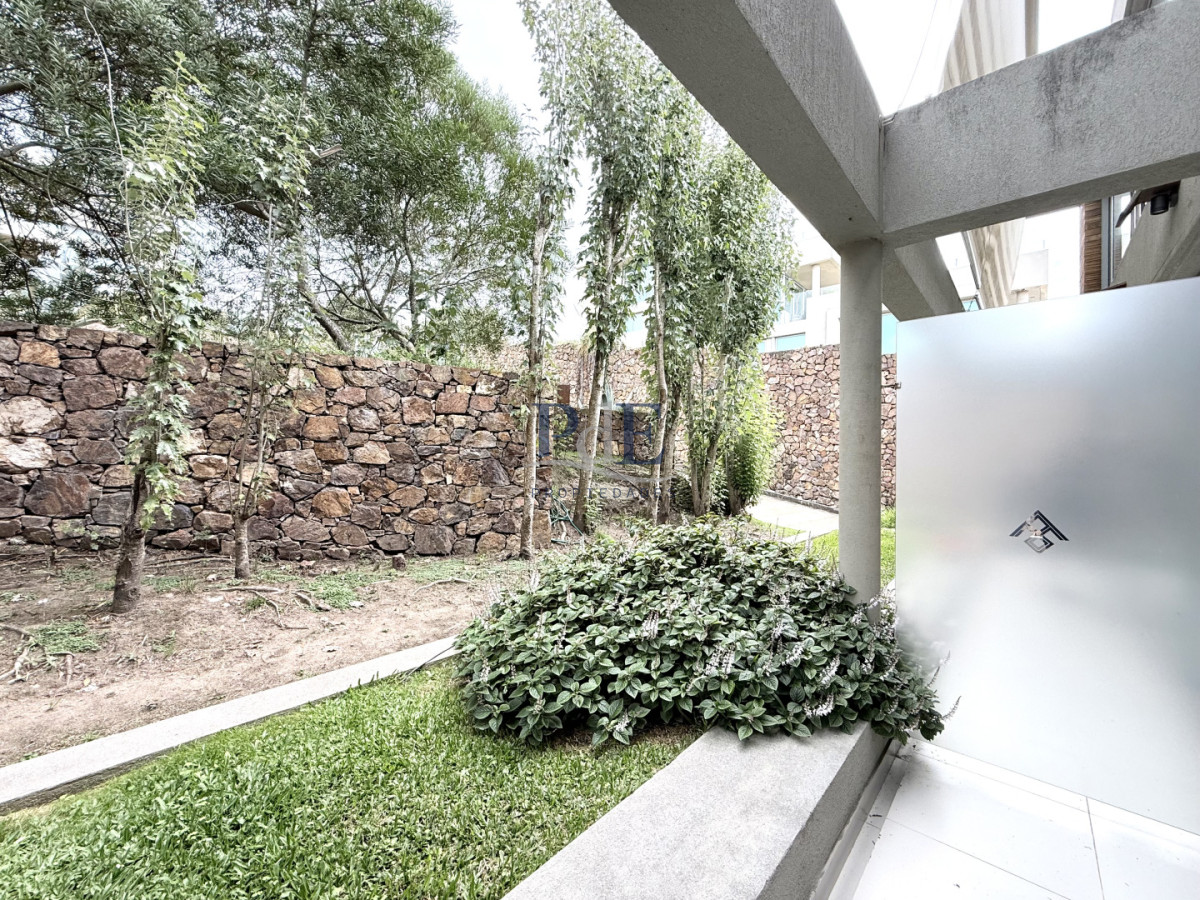 Exclusiva Planta en Punta Ballena | 2 Suites con Parrillero Propio - Imagen 21