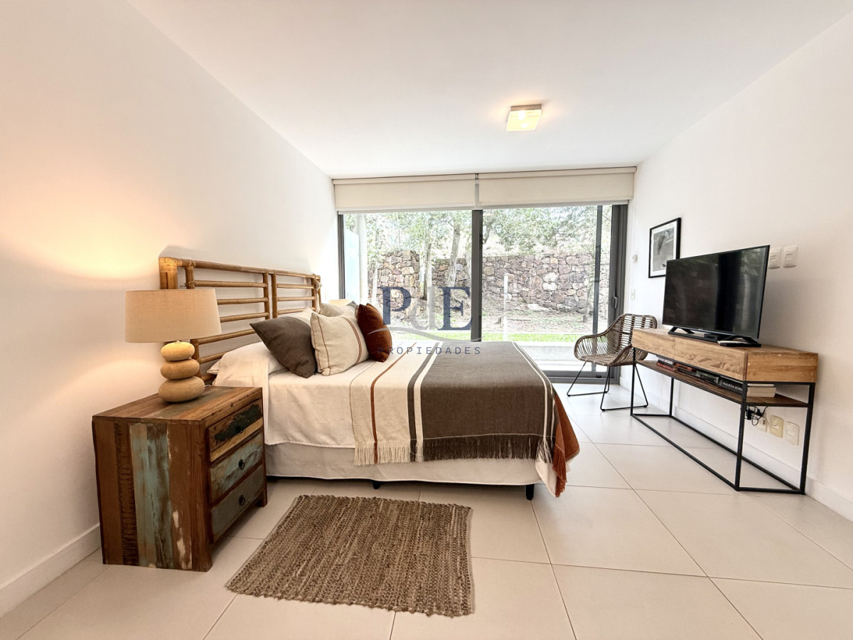 Exclusiva Planta en Punta Ballena | 2 Suites con Parrillero Propio - Imagen 32