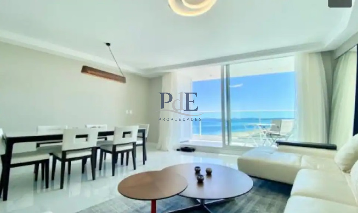 Excelente Apartamento de 2 Dormitorios, frente playa Mansa.