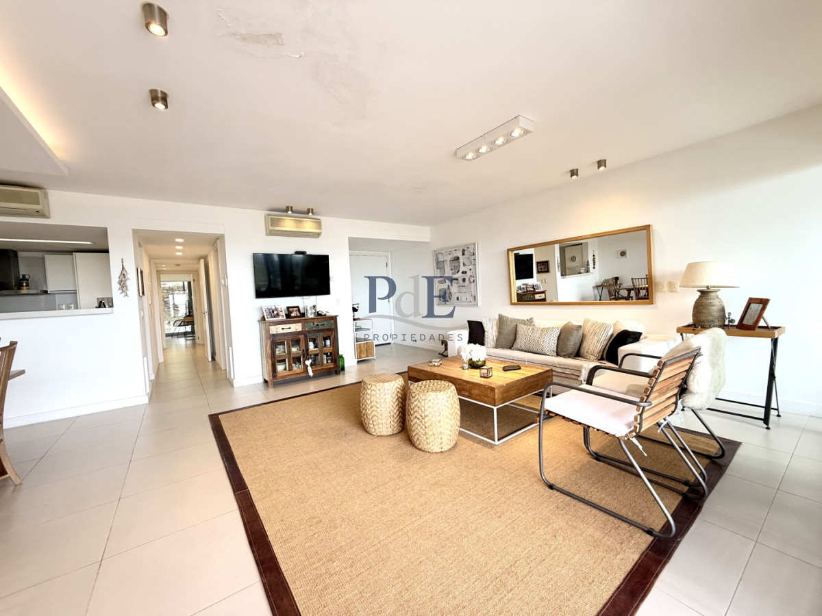 Exclusiva Planta en Punta Ballena | 2 Suites con Parrillero Propio - Imagen 11