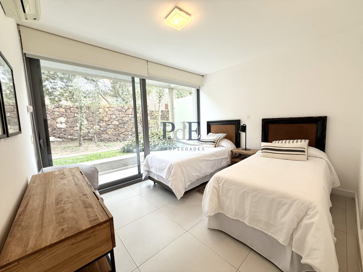 Exclusiva Planta en Punta Ballena | 2 Suites con Parrillero Propio - Imagen 18