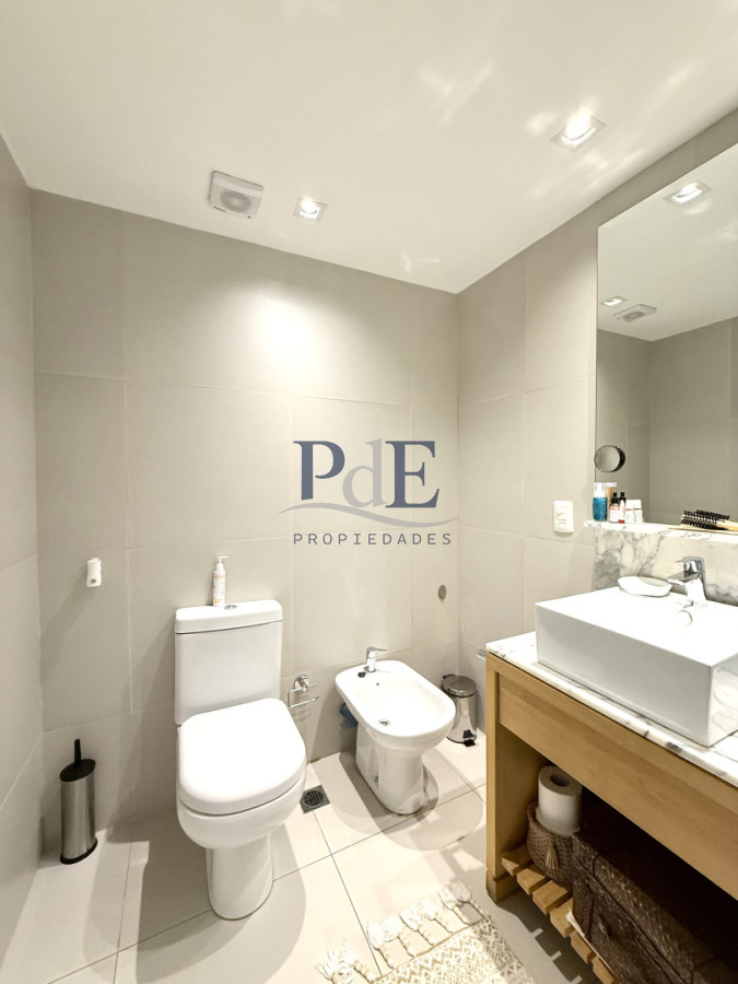 Exclusiva Planta en Punta Ballena | 2 Suites con Parrillero Propio - Imagen 30