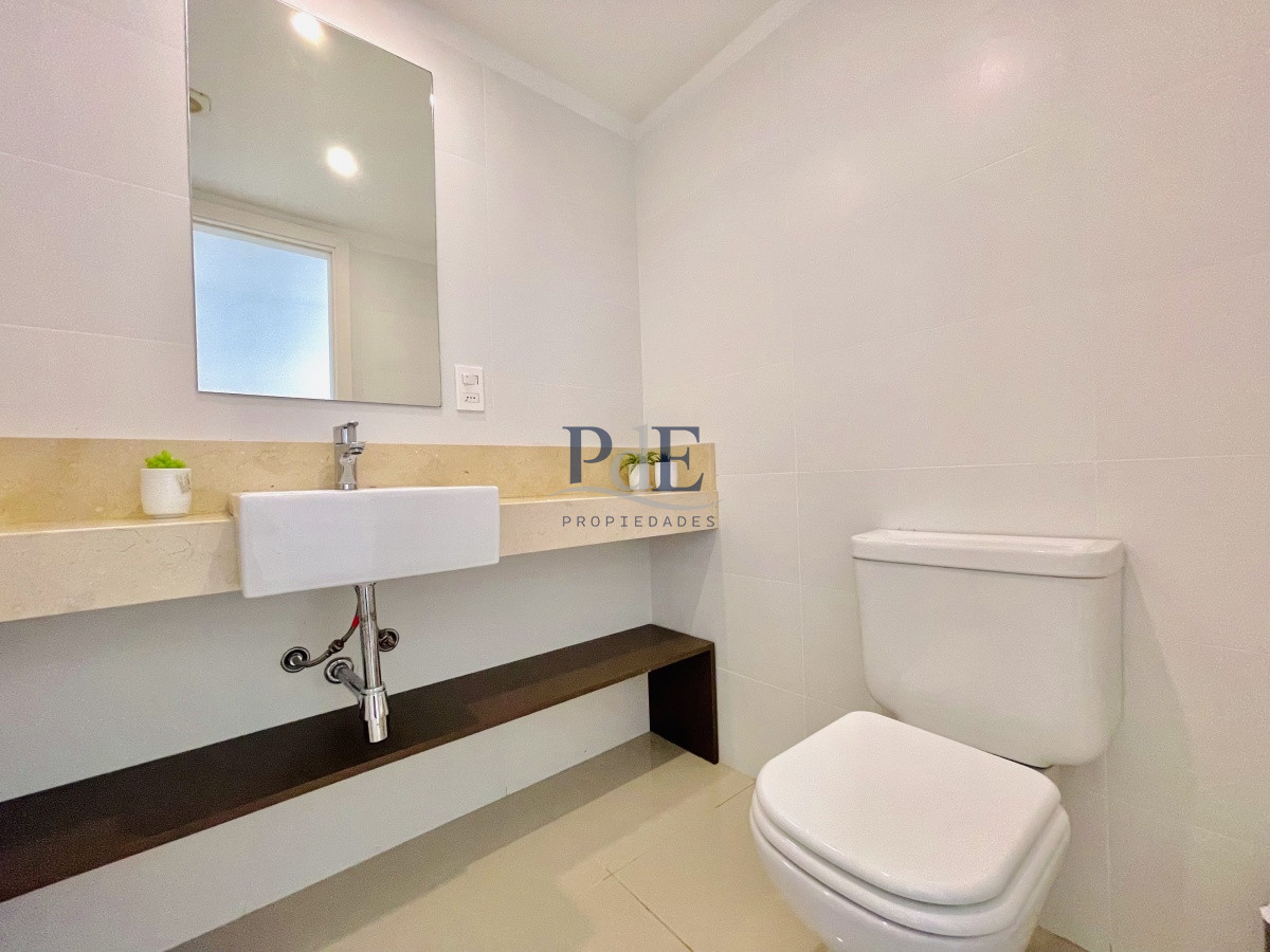 Apartamento de 3 Dormitorios y Parrillero Frente al Mar, Playa Mansa - Imagen 36