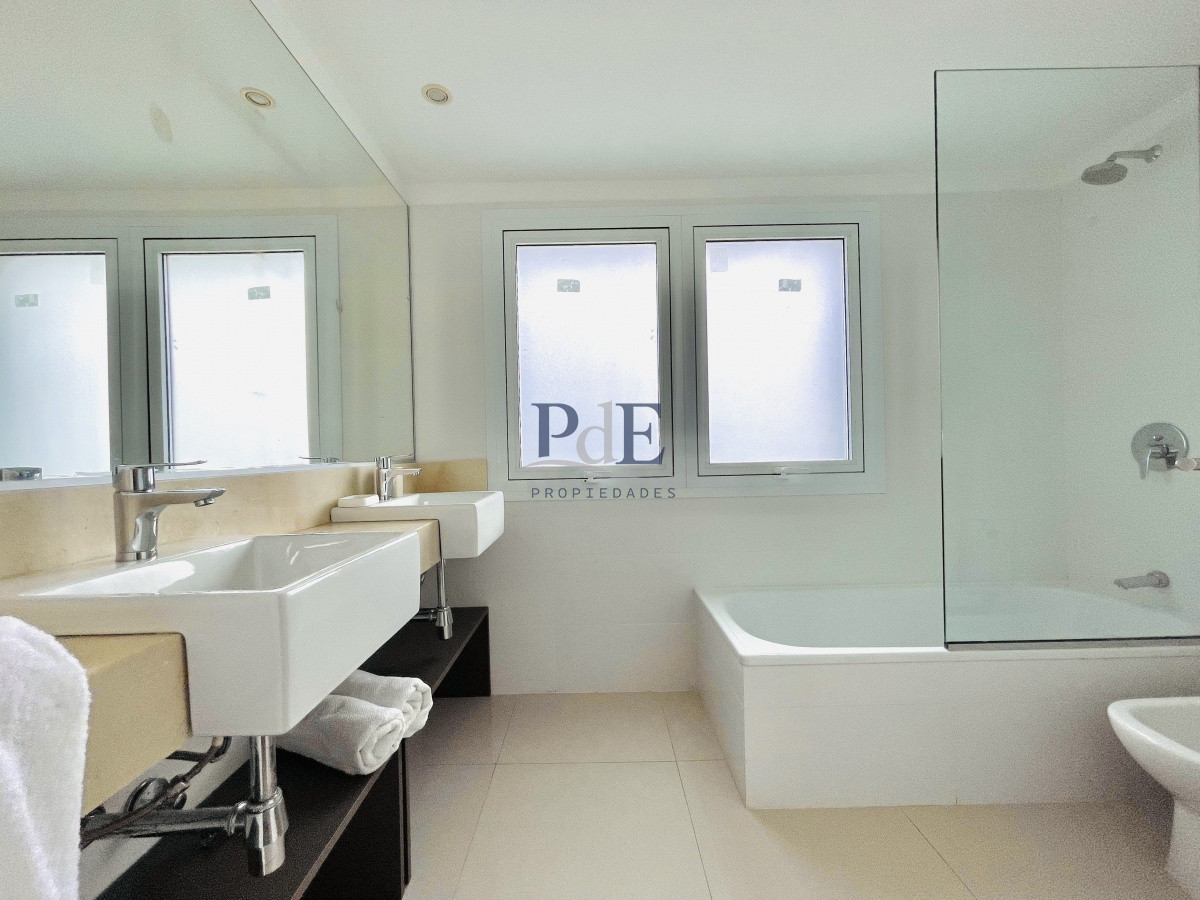 Apartamento de 3 Dormitorios y Parrillero Frente al Mar, Playa Mansa - Imagen 19