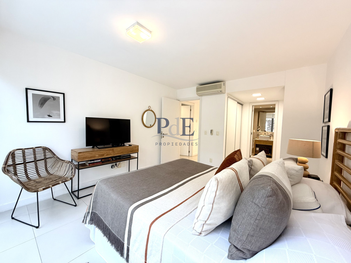 Exclusiva Planta en Punta Ballena | 2 Suites con Parrillero Propio - Imagen 27