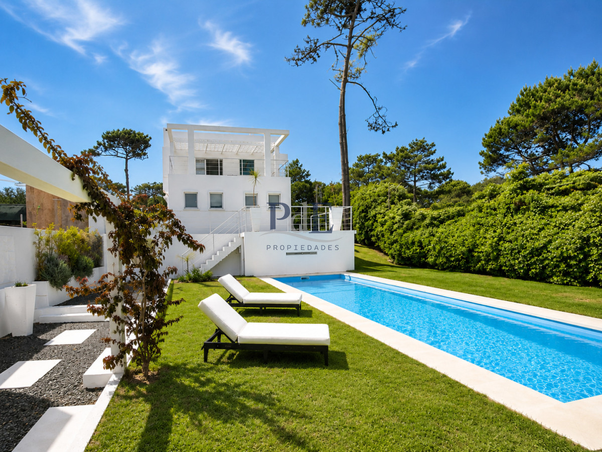 Excelente Casa de 4 Dormitorios y Piscina en Manantiales, Punta del Este - Imagen 16