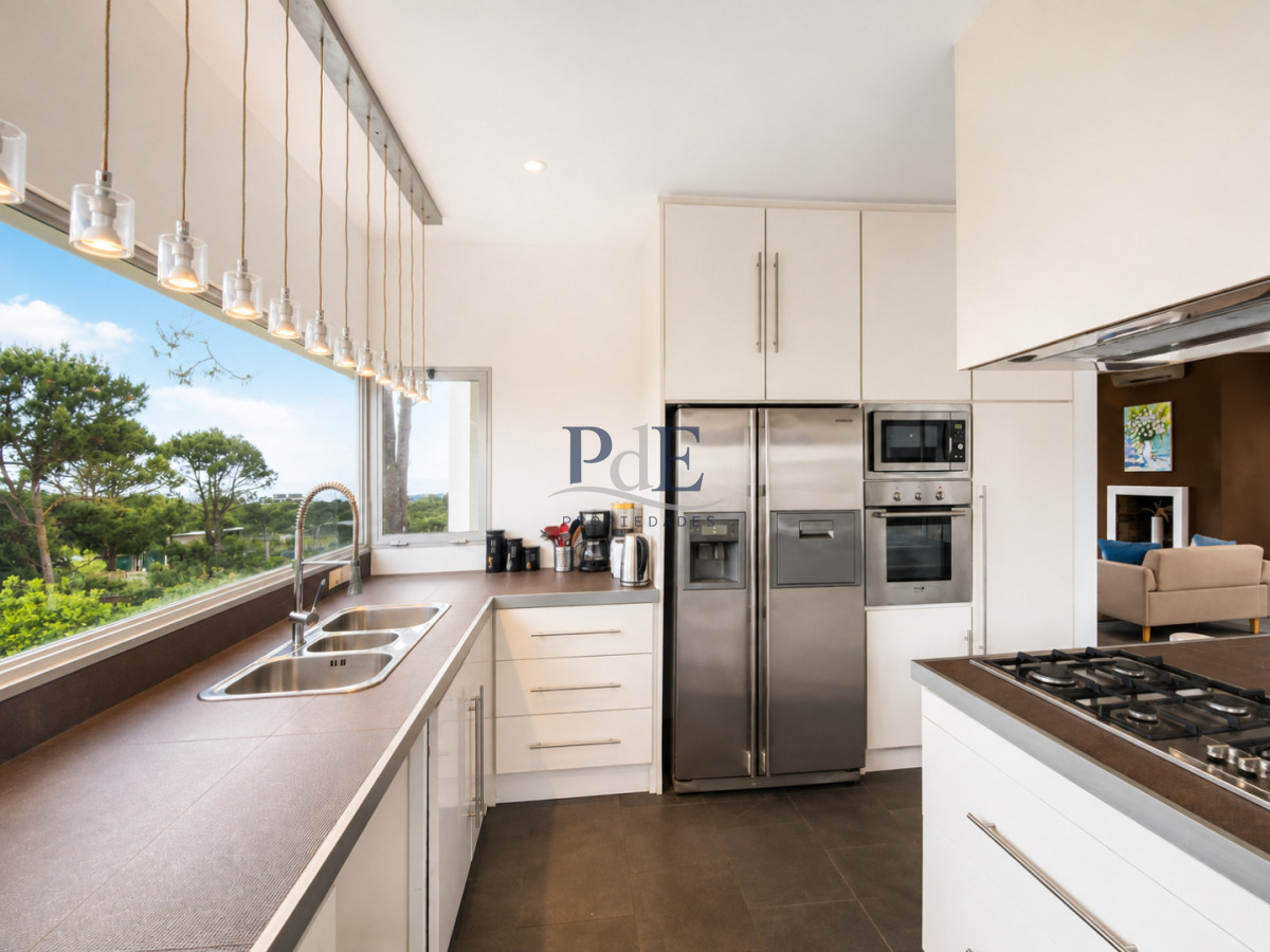 Excelente Casa de 4 Dormitorios y Piscina en Manantiales, Punta del Este - Imagen 10