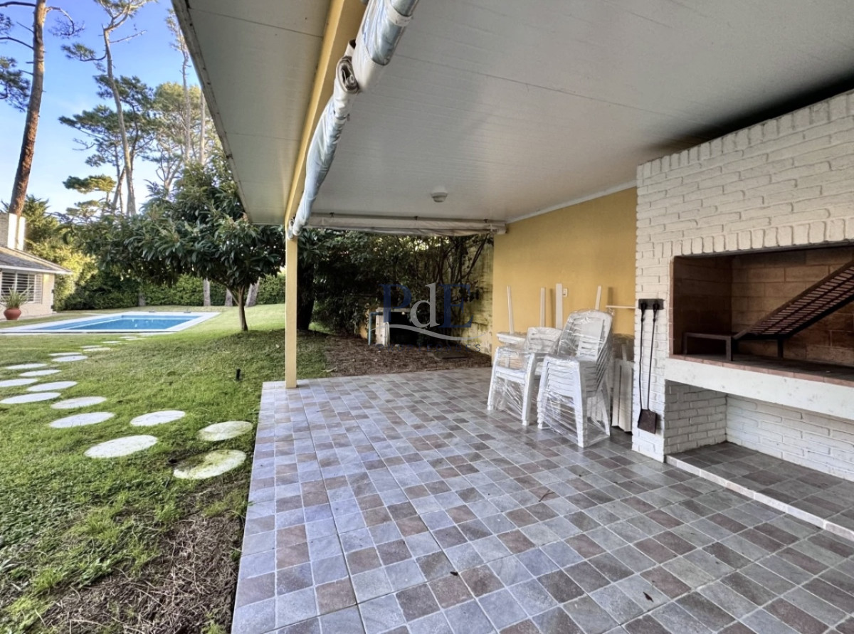 Moderna Casa de 4 Dormitorios en Playa Mansa a Pocas Cuadras del Mar. - Imagen 8