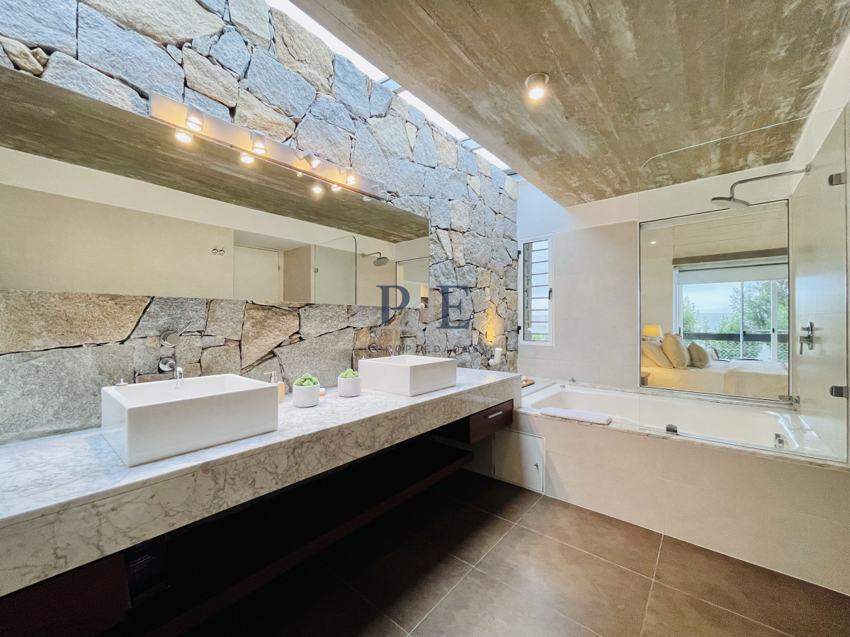 Excelente Casa de 5 Dormitorios en Manantiales, Punta del Este - Imagen 23