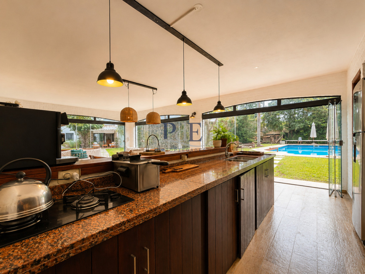 Moderna Casa de 4 Dormitorios, Piscina Climatizada y Parrillero en Playa Mansa, Punta del Este - Imagen 4