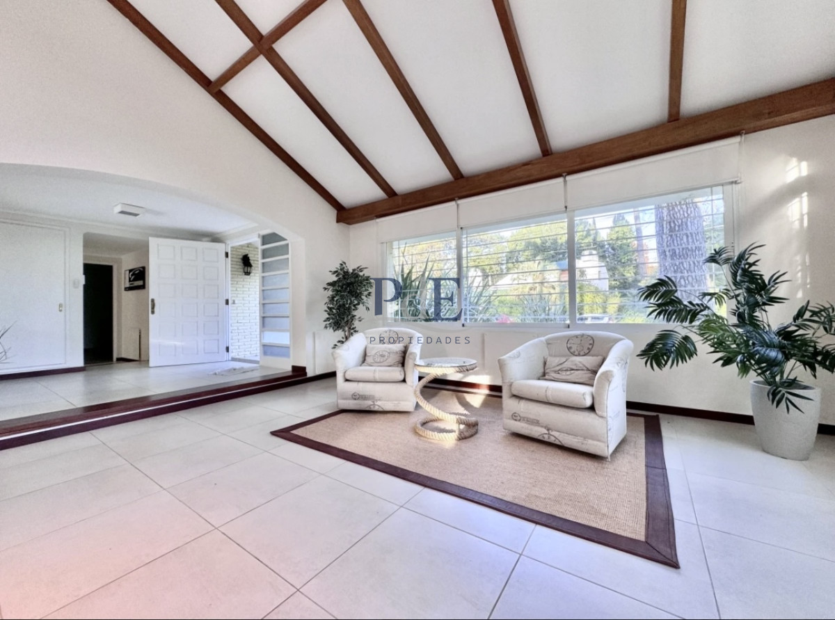 Moderna Casa de 4 Dormitorios en Playa Mansa a Pocas Cuadras del Mar. - Imagen 6