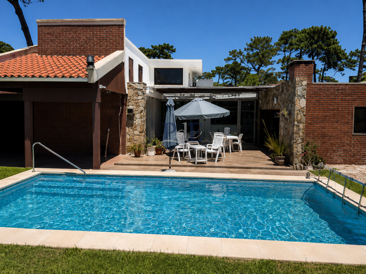 Casa de categoría en Playa Mansa a 800 metros del mar, 5 Dormitorios, Piscina Climatizada y Barbacoa. Punta del Este - Imagen 11