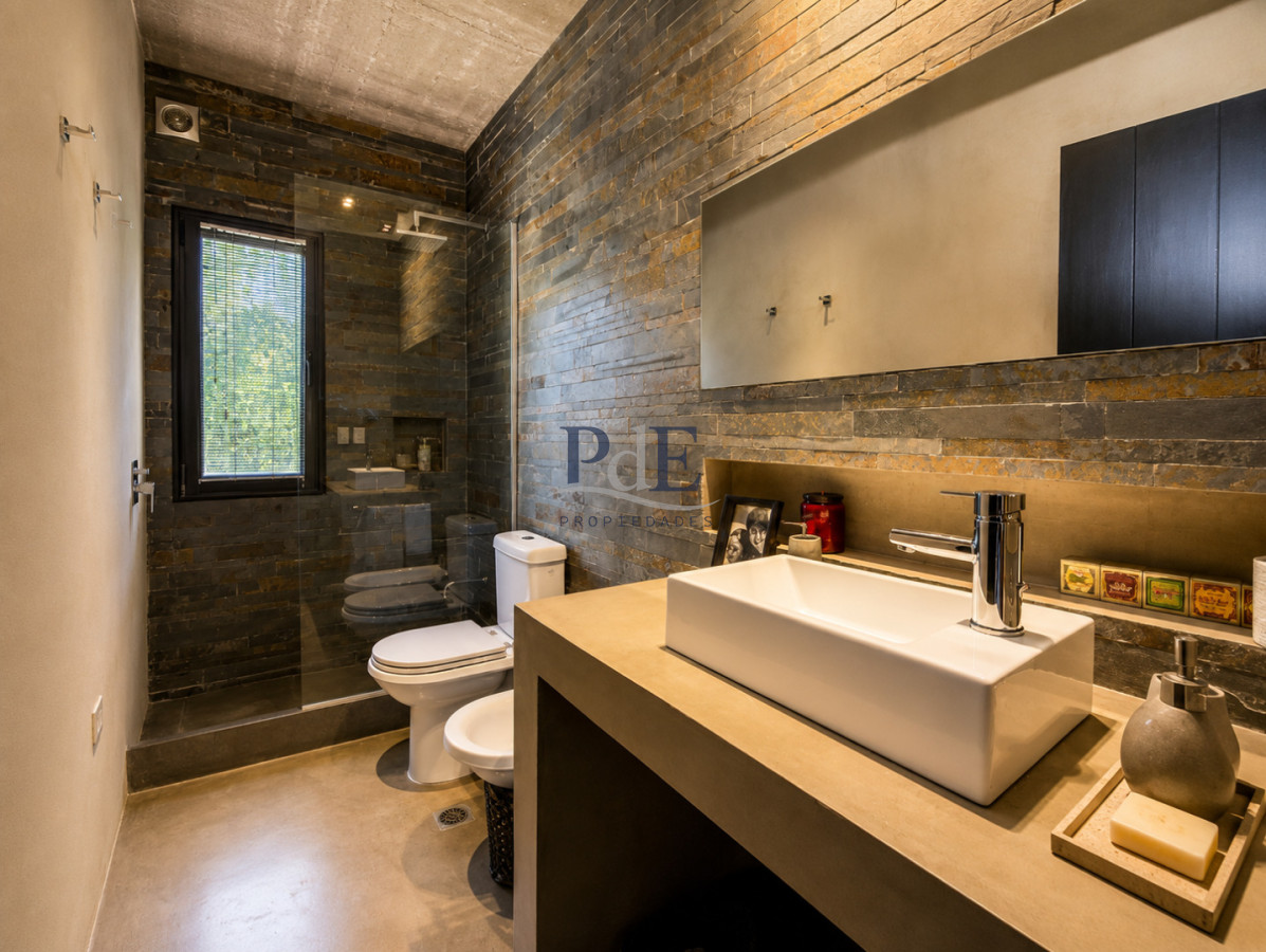 Residencia de Diseño Contemporáneo en Barrio Privado. Punta del Este - Imagen 23
