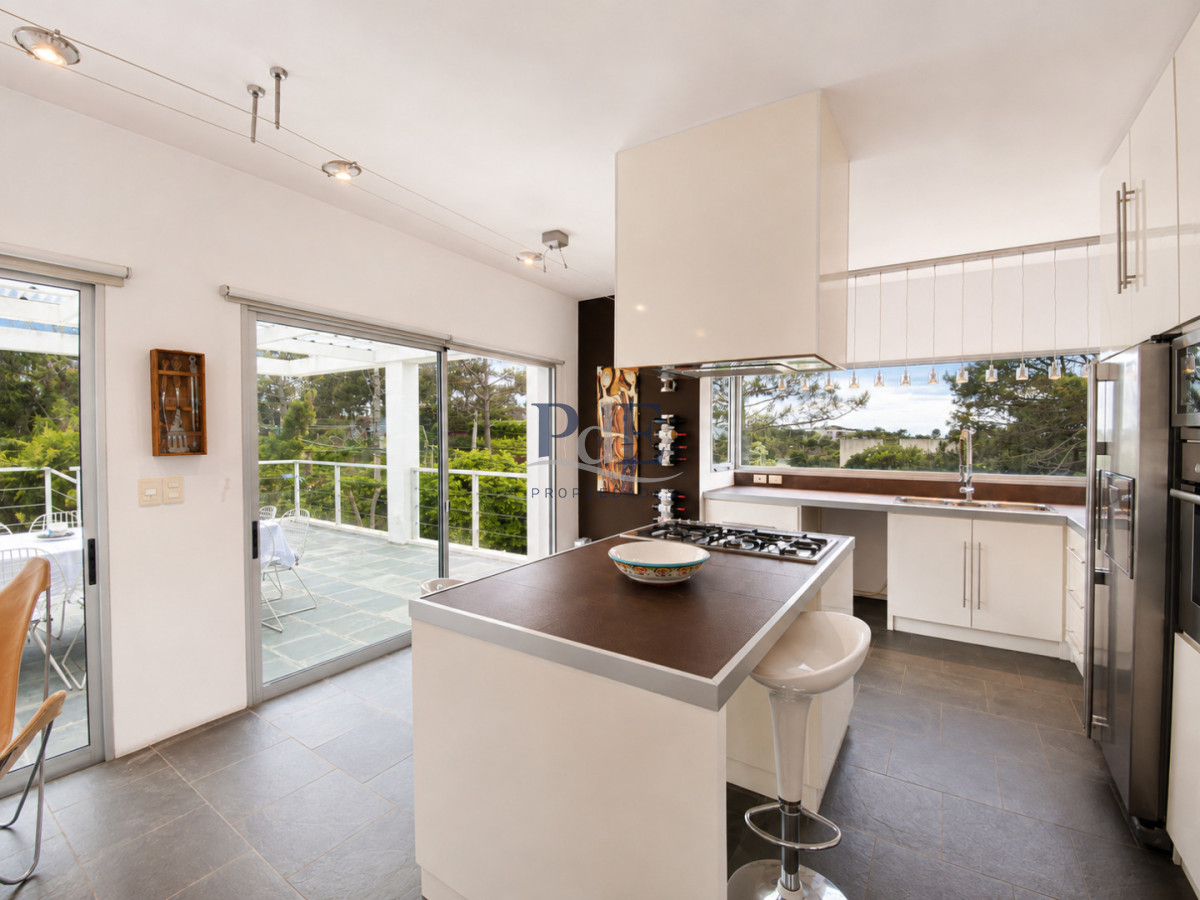 Excelente Casa de 4 Dormitorios y Piscina en Manantiales, Punta del Este - Imagen 12