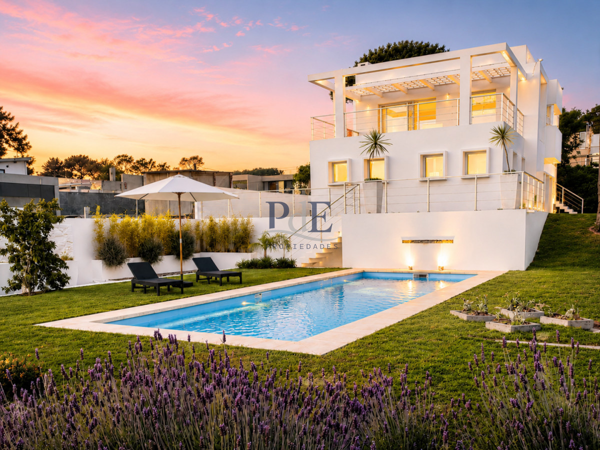 Excelente Casa de 4 Dormitorios y Piscina en Manantiales, Punta del Este