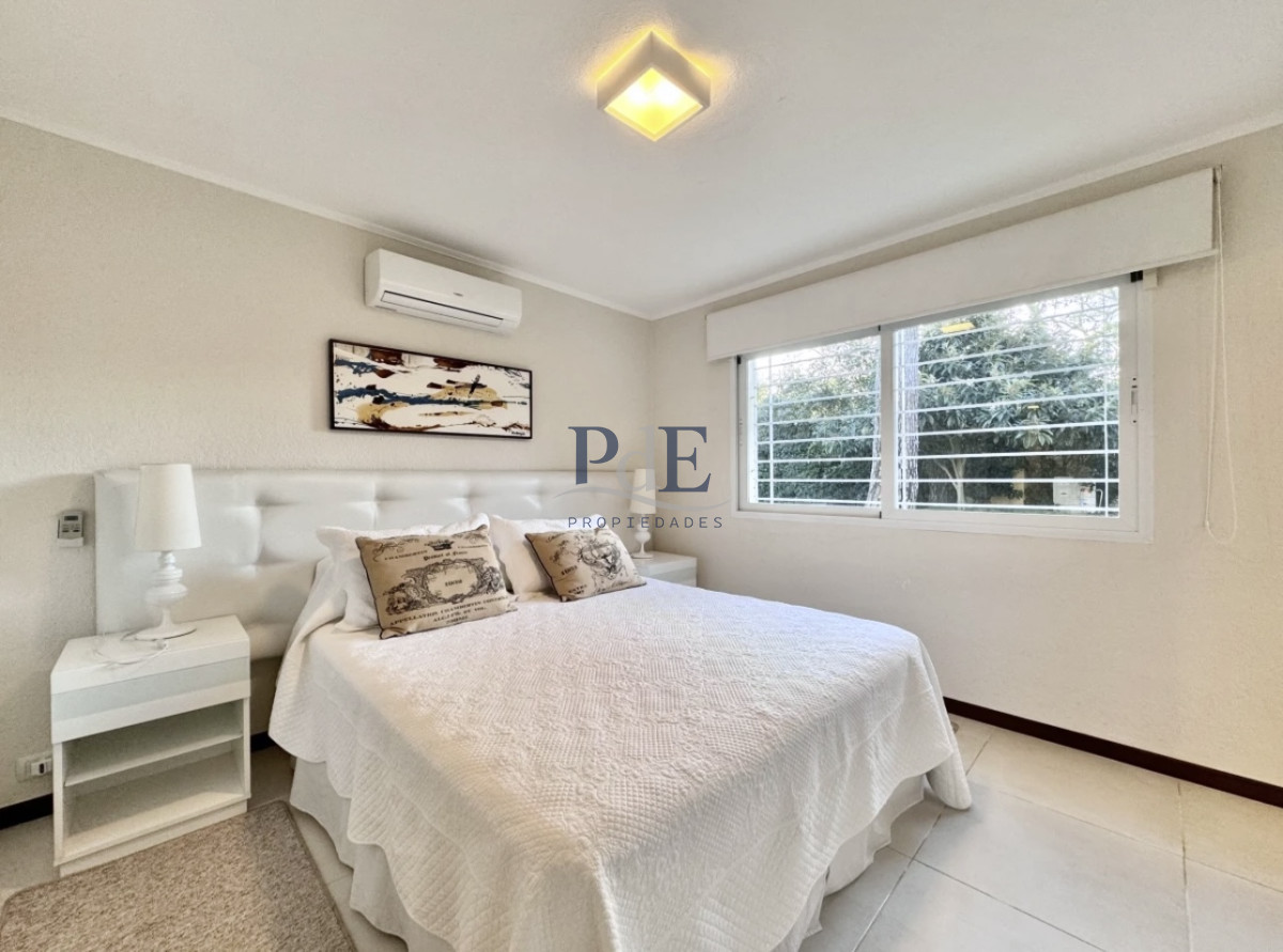 Moderna Casa de 4 Dormitorios en Playa Mansa a Pocas Cuadras del Mar. - Imagen 11