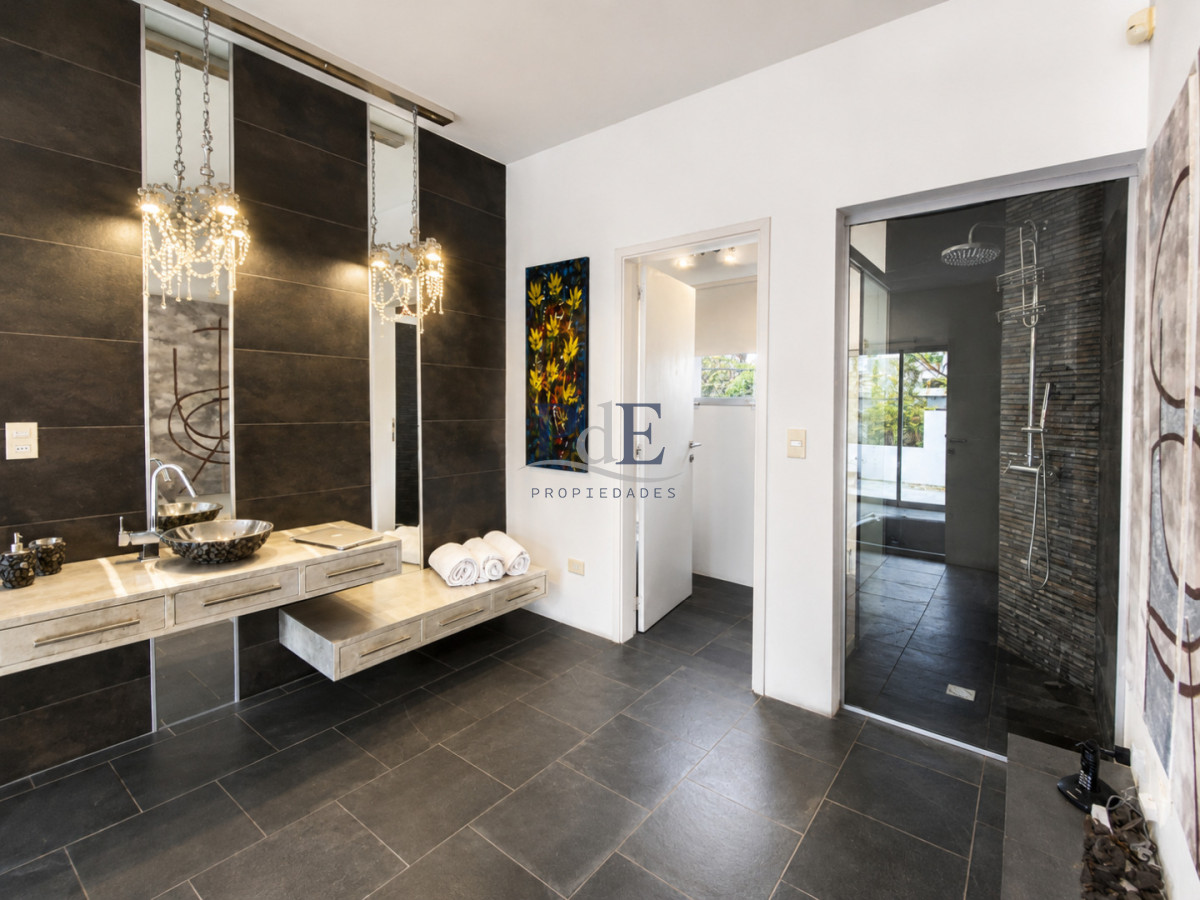 Excelente Casa de 4 Dormitorios y Piscina en Manantiales, Punta del Este - Imagen 24