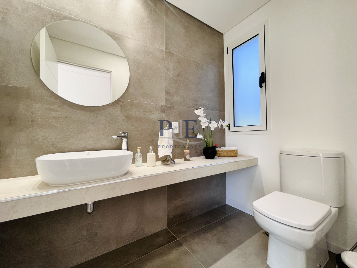 Moderna Casa de 4 dormitorios, piscina climatizada y parrillero en Punta Ballena, Barrio Semi Privado - Imagen 33