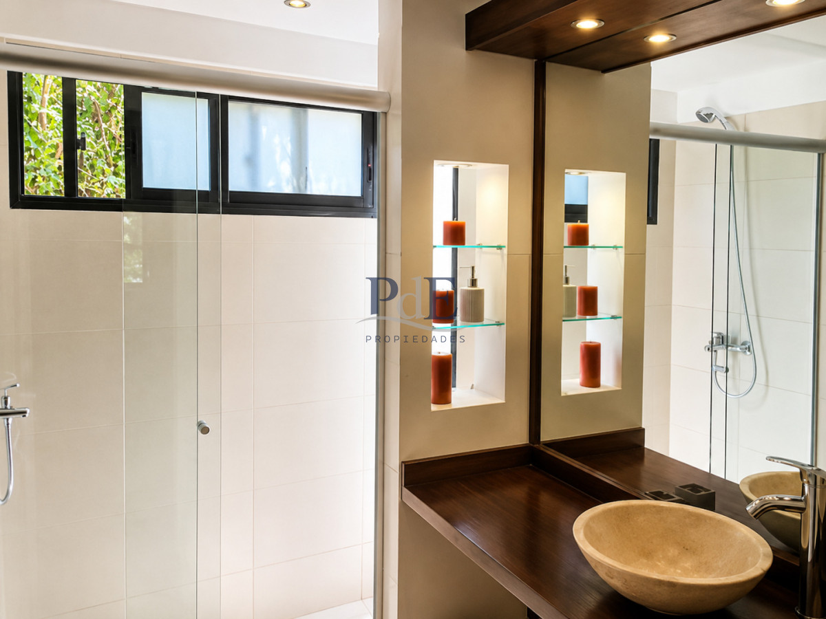 Casa de 4 Dormitorios, Piscina Climatizada y Barbacoa a solo 500 metros del mar - Playa Mansa, Punta del Este - Imagen 12