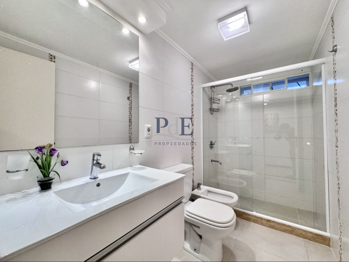 Moderna Casa de 4 Dormitorios en Playa Mansa a Pocas Cuadras del Mar. - Imagen 14