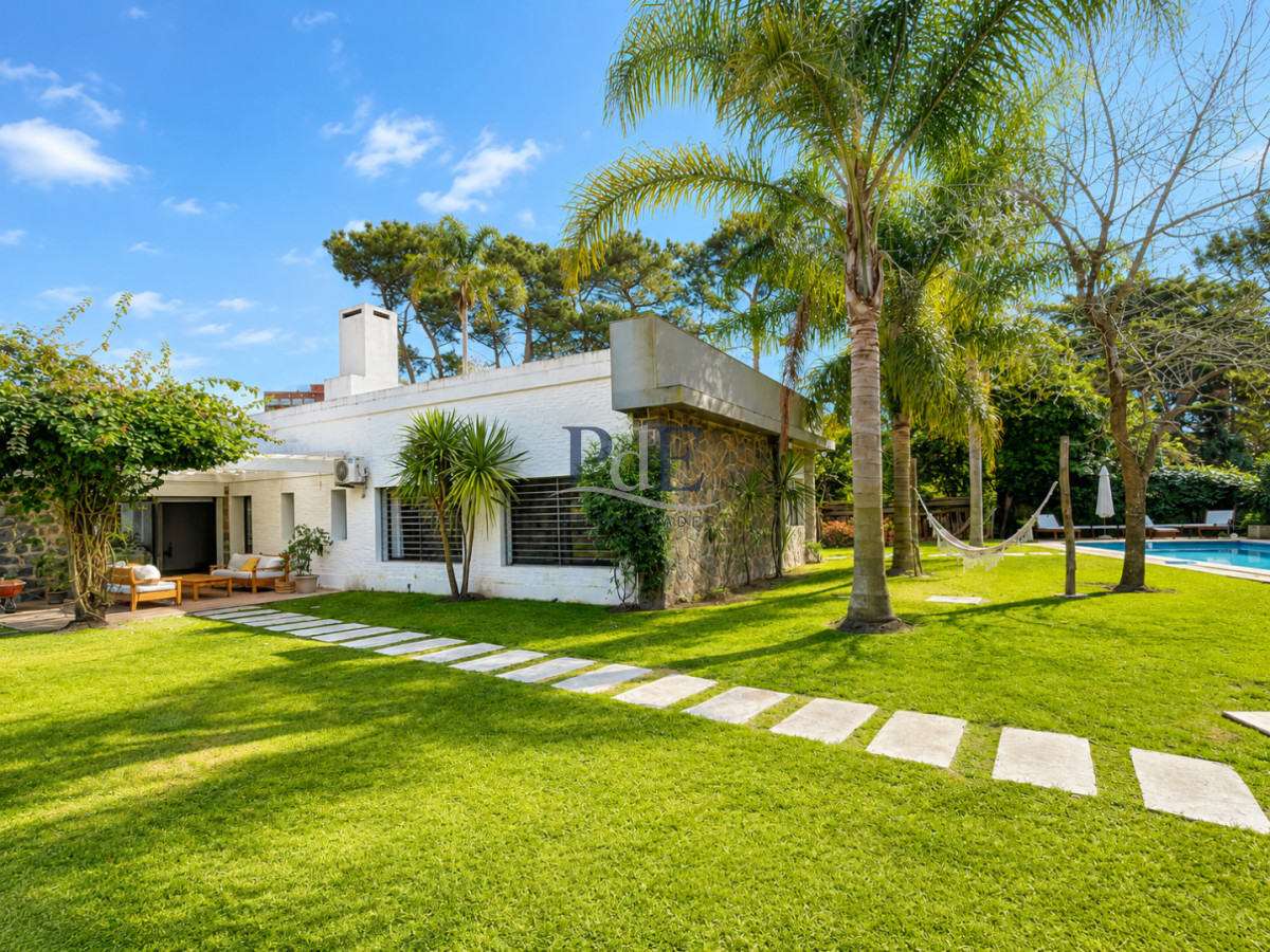 Moderna Casa de 4 Dormitorios, Piscina Climatizada y Parrillero en Playa Mansa, Punta del Este - Imagen 39