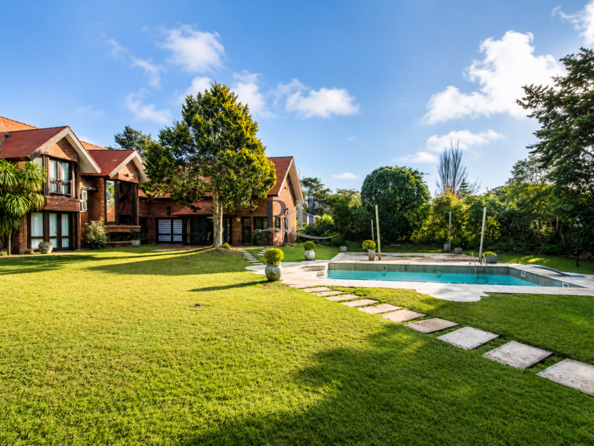 Casa en Beverly Hills, Punta del Este. 5 dormitorios, terreno de 2000 m² - Imagen 2