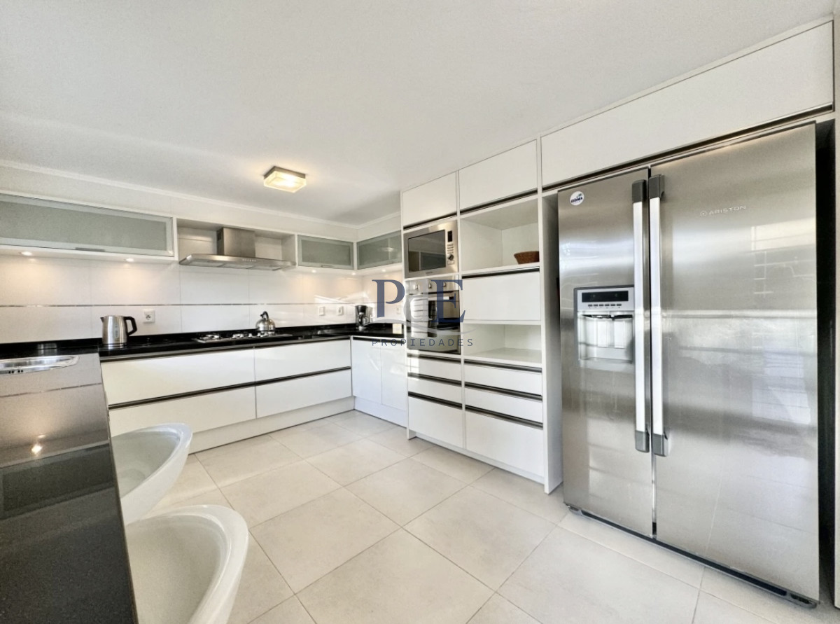 Moderna Casa de 4 Dormitorios en Playa Mansa a Pocas Cuadras del Mar. - Imagen 9