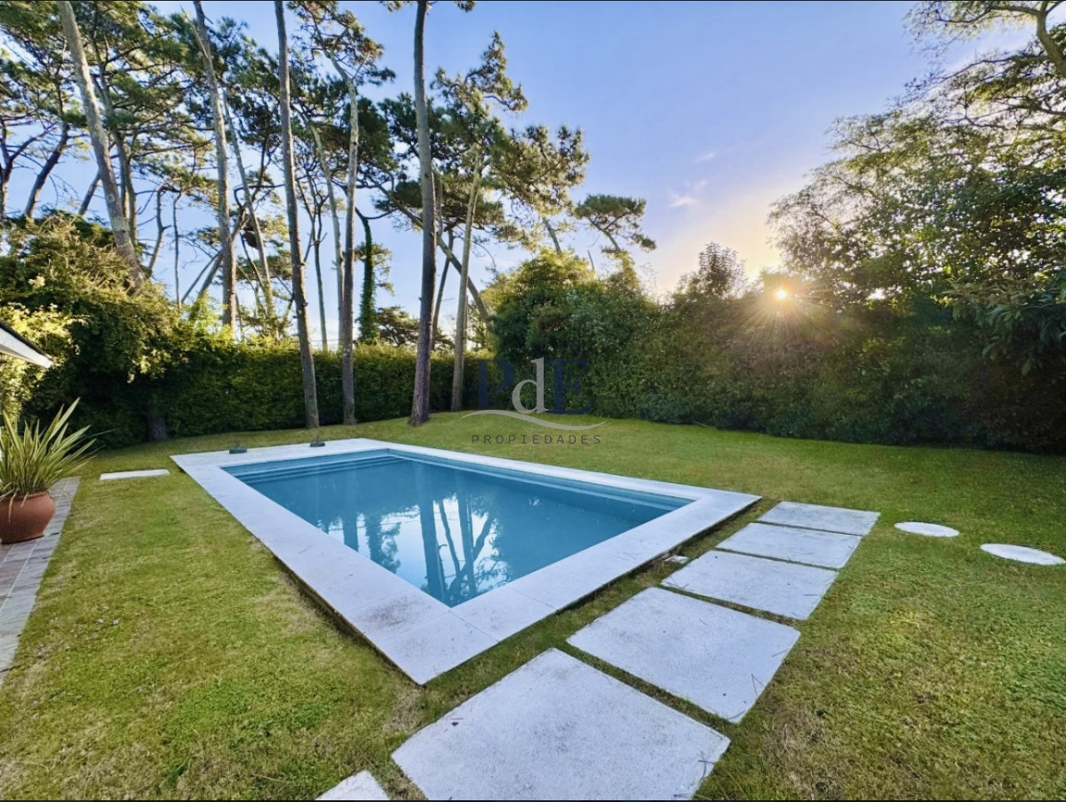 Moderna Casa de 4 Dormitorios en Playa Mansa a Pocas Cuadras del Mar. - Imagen 7