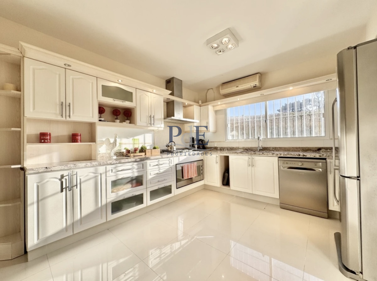 Casa Reciclada de 4 dormitorios, a 100 mts del mar. Playa Mansa. - Imagen 7