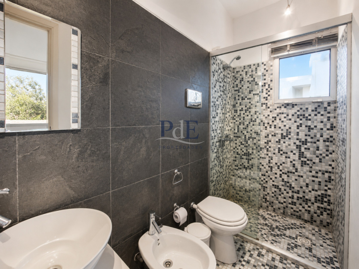 Excelente Casa de 4 Dormitorios y Piscina en Manantiales, Punta del Este - Imagen 32