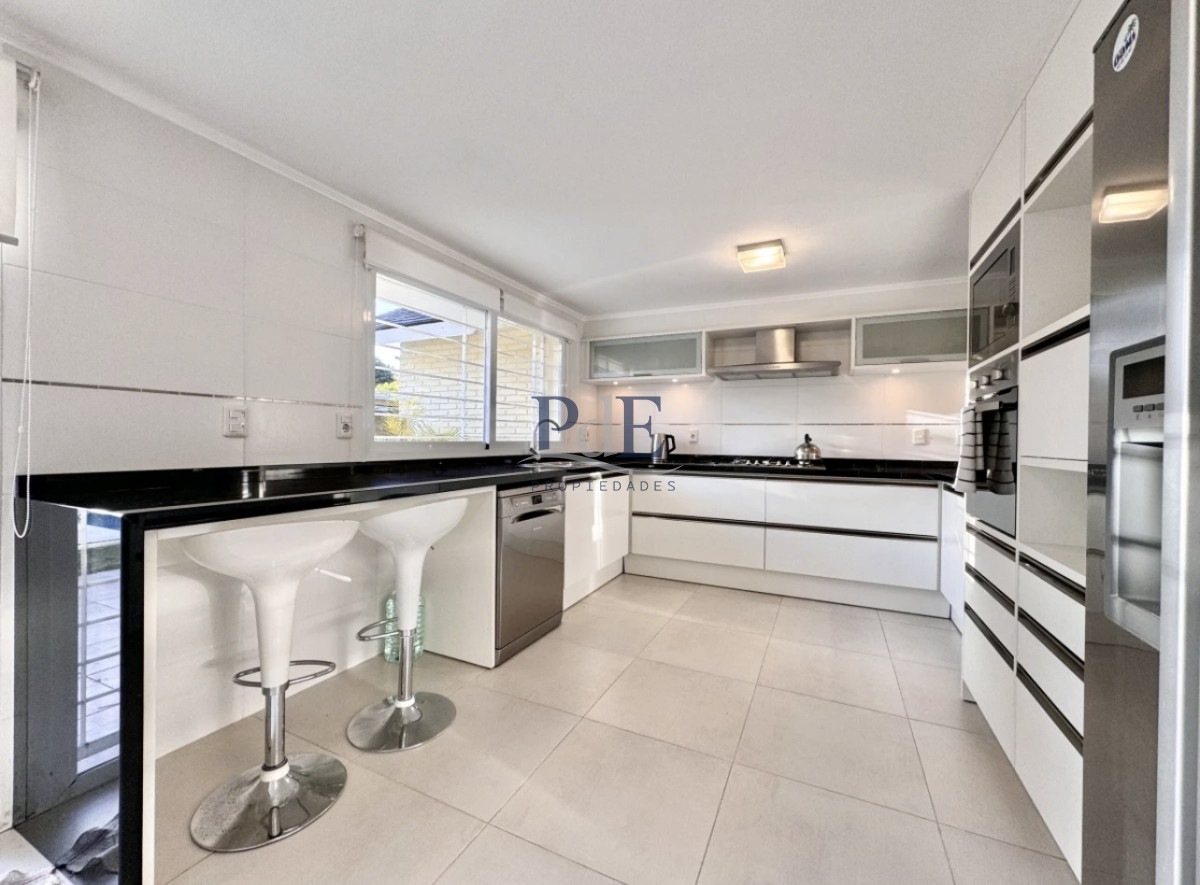 Moderna Casa de 4 Dormitorios en Playa Mansa a Pocas Cuadras del Mar. - Imagen 10