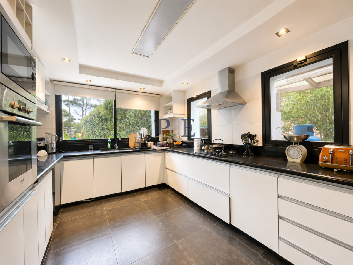 Moderna Casa de 4 Dormitorios, Piscina Climatizada y Parrillero en Playa Mansa, Punta del Este - Imagen 19