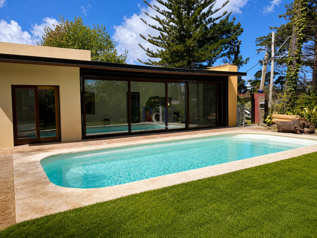 Casa de 4 Dormitorios, Piscina Climatizada y Barbacoa a solo 500 metros del mar - Playa Mansa, Punta del Este