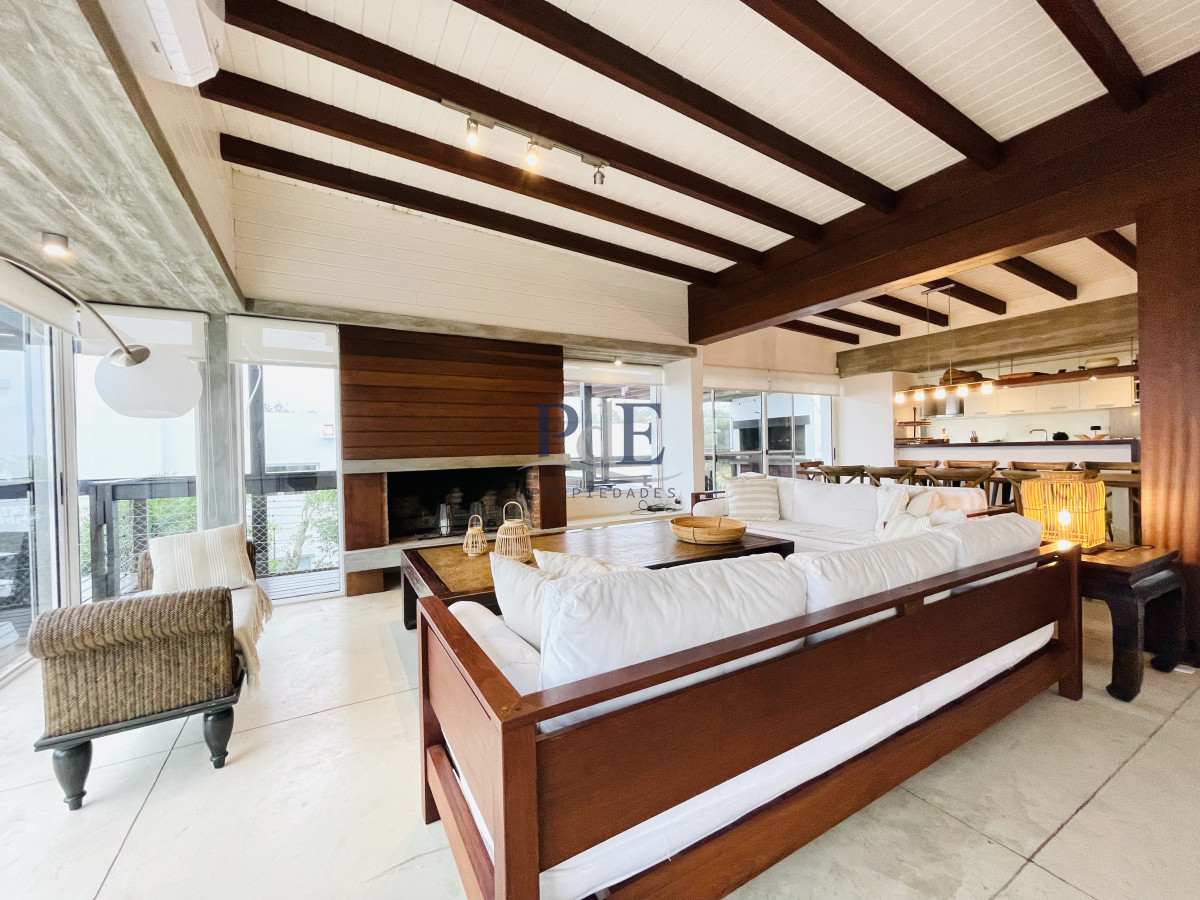 Excelente Casa de 5 Dormitorios en Manantiales, Punta del Este - Imagen 1