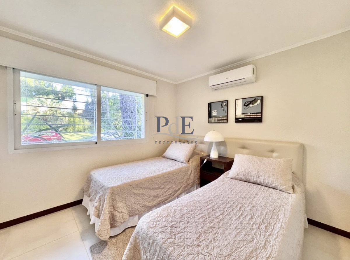 Moderna Casa de 4 Dormitorios en Playa Mansa a Pocas Cuadras del Mar. - Imagen 15