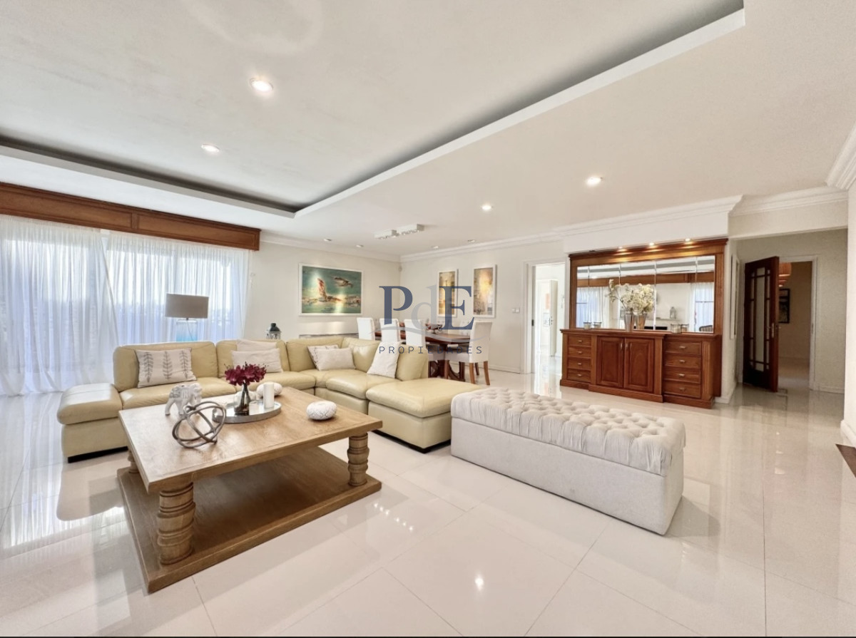 Casa Reciclada de 4 dormitorios, a 100 mts del mar. Playa Mansa.