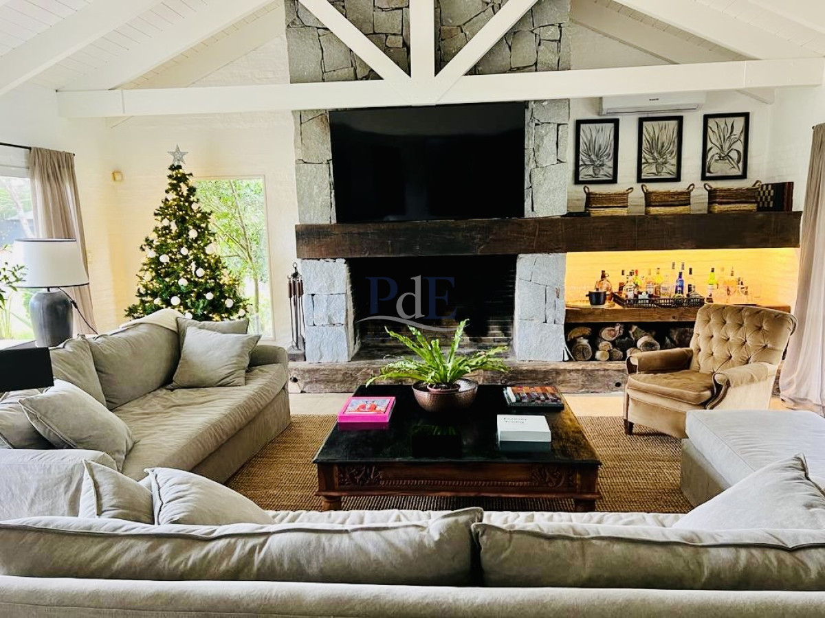 Excelente casa moderna de 4 Dormitorios más dependencia en barrio privado Pinar del Faro, José Ignacio 